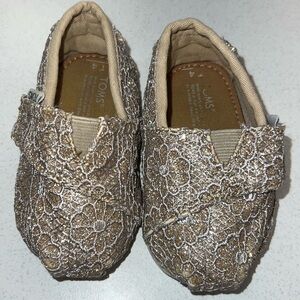 Tiny Tom’s Toddler Size 4 Gold Glitter Crochet Shoes